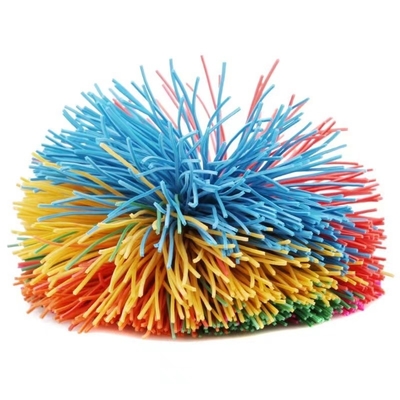 Une boule de stress colorée de singe, une boule de silicone, une boule moelleuse, une boule de silicone, une boule de Koosh.