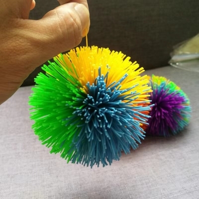Une boule de stress colorée de singe, une boule de silicone, une boule moelleuse, une boule de silicone, une boule de Koosh.