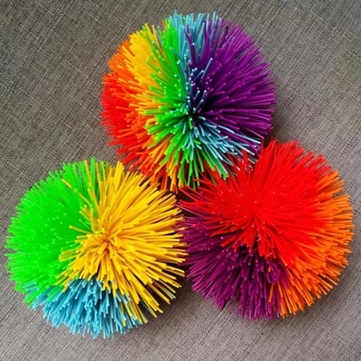 Une boule de stress colorée de singe, une boule de silicone, une boule moelleuse, une boule de silicone, une boule de Koosh.