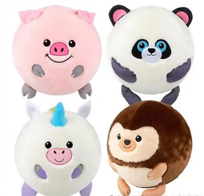 Des amis en peluche, des boules de bonnet, des jouets de Noël amusants, avec des boules en PVC.