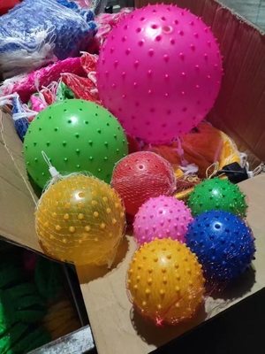 Les boules de massage en PVC épineuses et en caoutchouc sont efficaces pour les personnes âgées de 14 ans et plus.