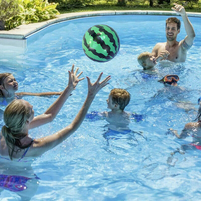 Ballon gonflable en plastique personnalisé de 22,5 cm pour l'impression en relief dans les jeux en plein air