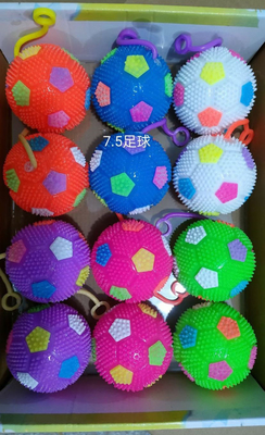 Description Boule à LED éclairée à pointes multi-couleurs clignotante Boule grincante