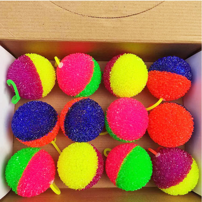 Description Boule à LED éclairée à pointes multi-couleurs clignotante Boule grincante