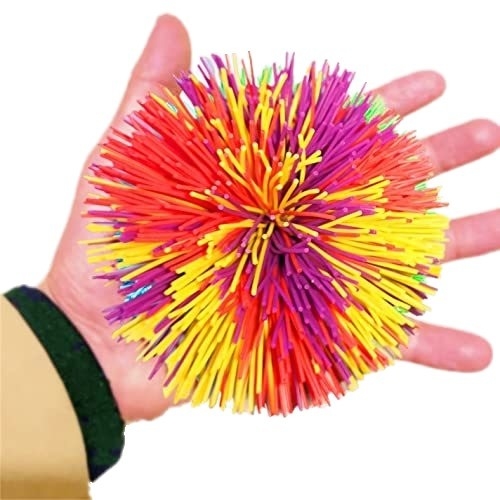 Une boule de stress colorée de singe, une boule de silicone, une boule moelleuse, une boule de silicone, une boule de Koosh.