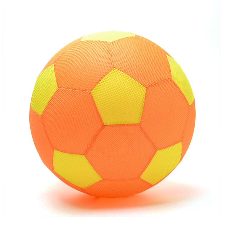 Couleurs de jouets en tissu doux Ball pour les enfants Maillage en tissu de football OEM ODM