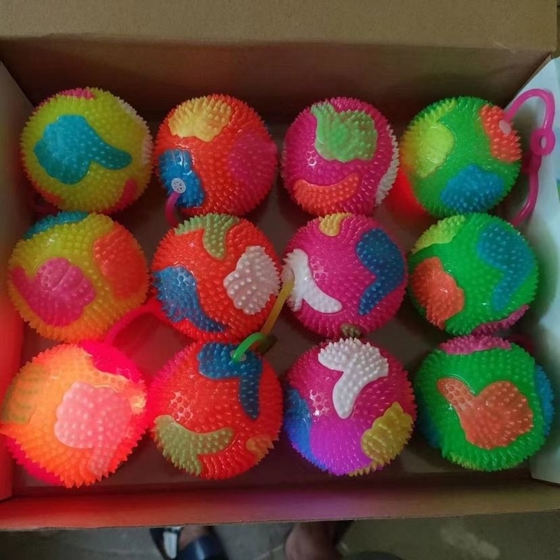 TPR en caoutchouc Flashing Spikey Bouncing Yoyo Toy Ball en couleurs multiples